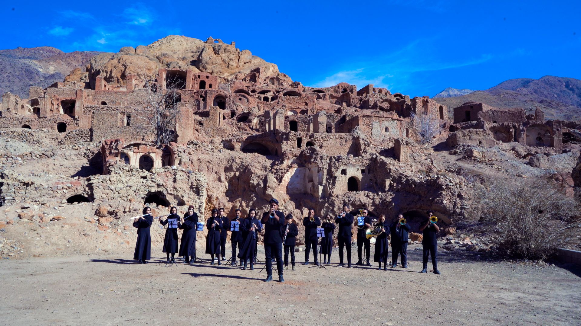 گروه ارکستر ساز های بادی کرمان - نوازندگان حرفه‌ای در حال اجرای موسیقی کلاسیک